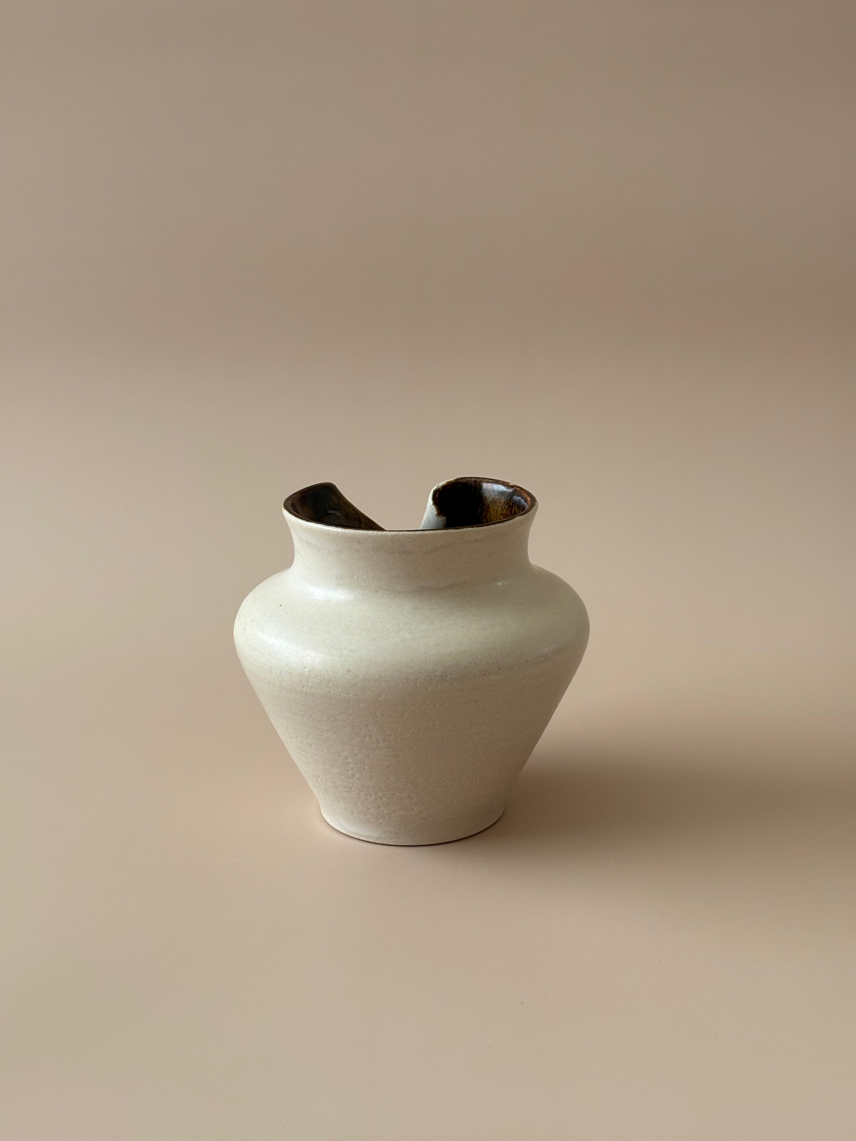 Urn Vase in Opening Up