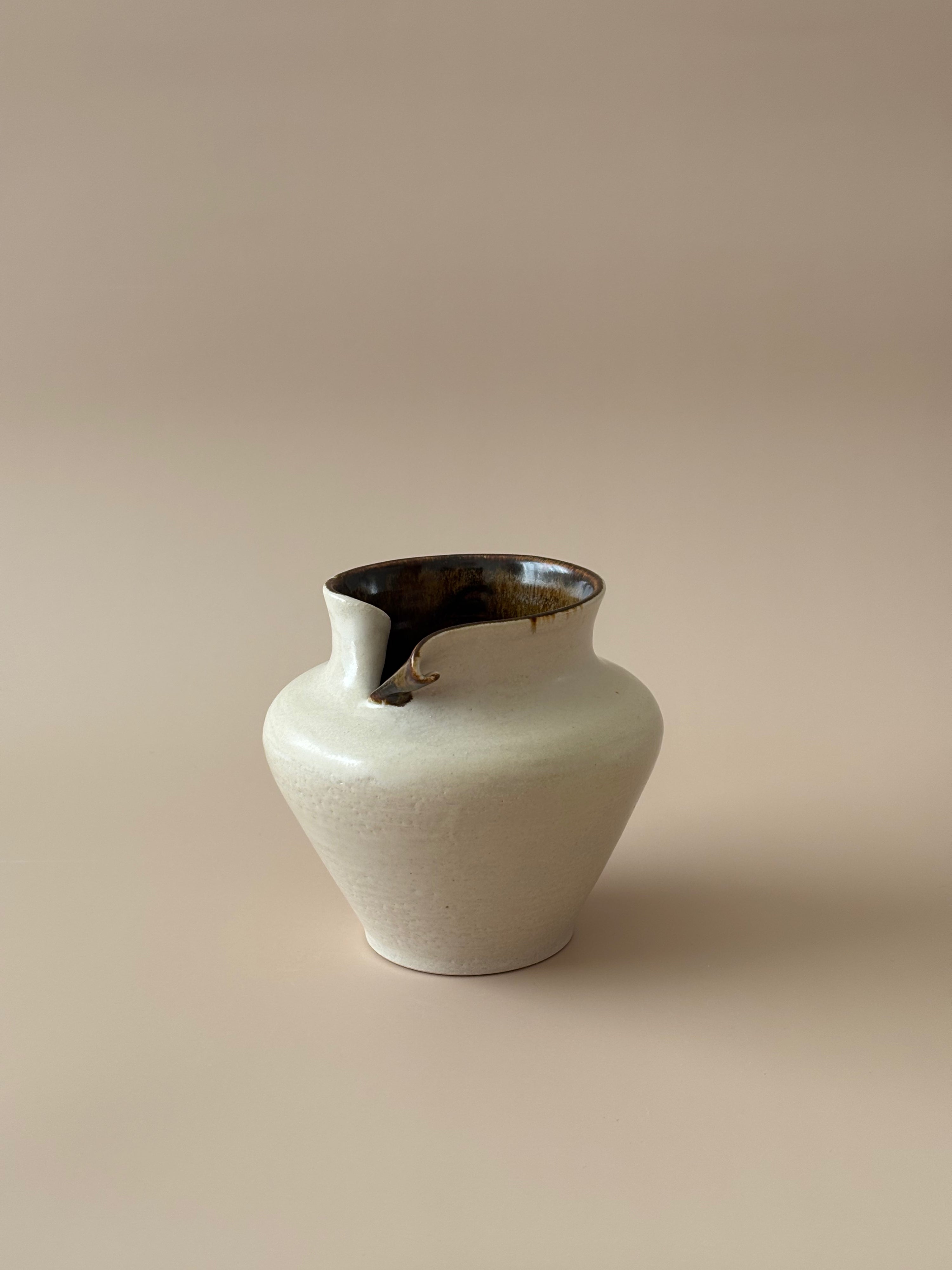 Urn Vase in Opening Up