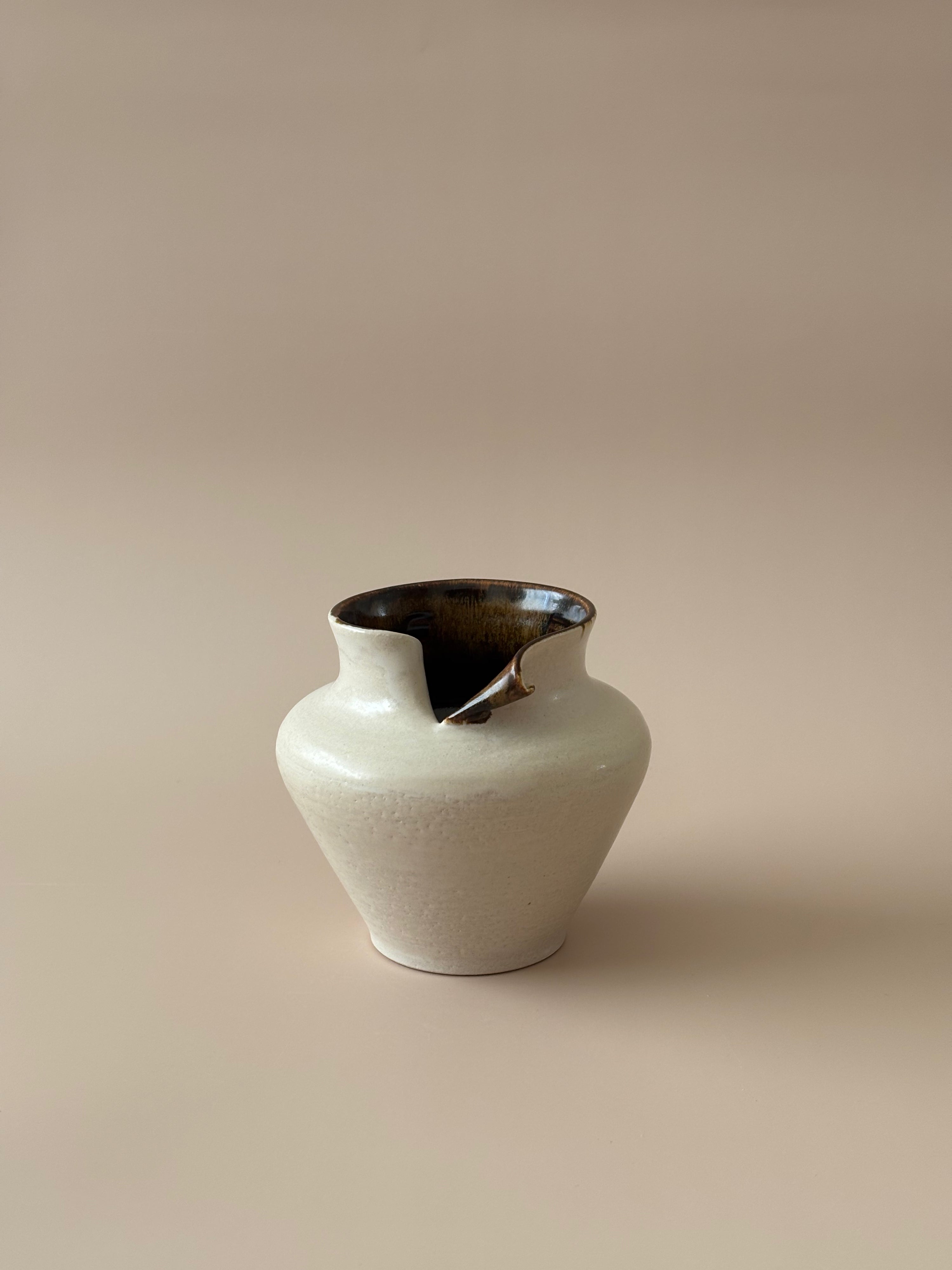 Urn Vase in Opening Up