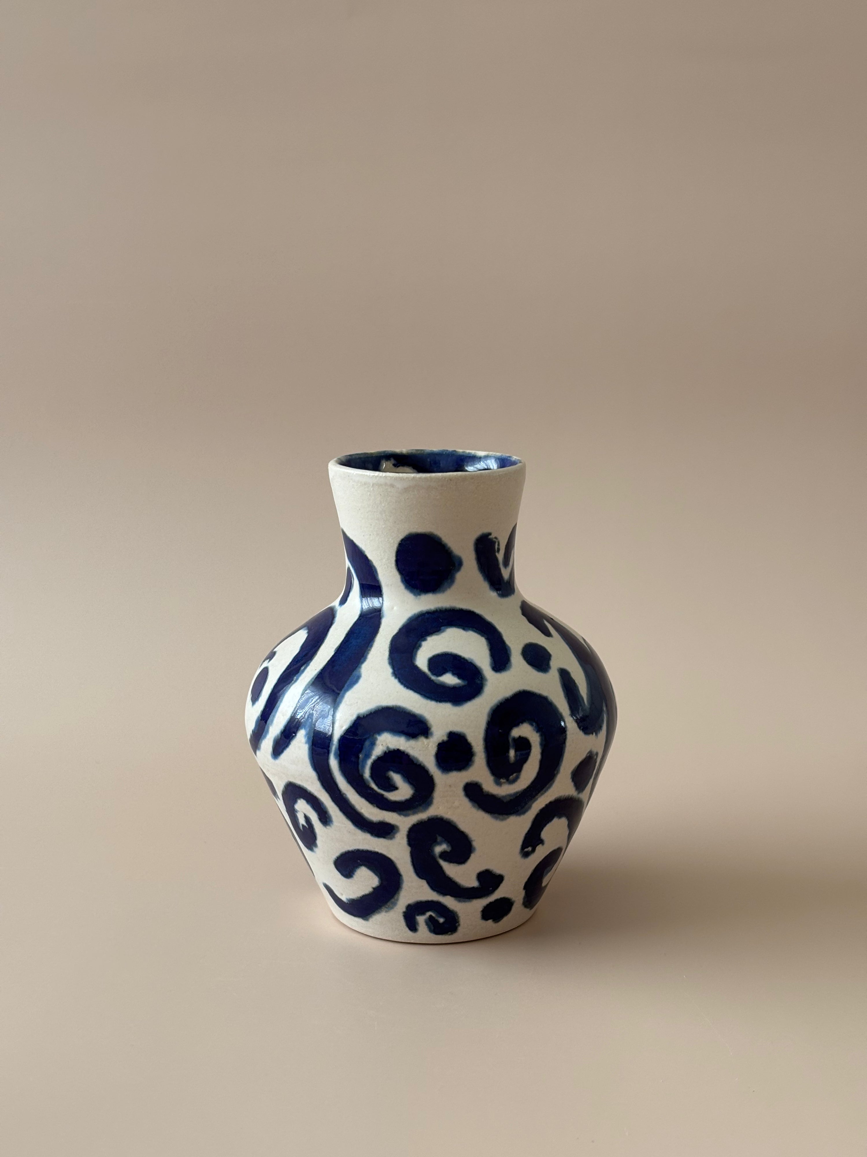 Silhouette Vase in Fluid Thoughts