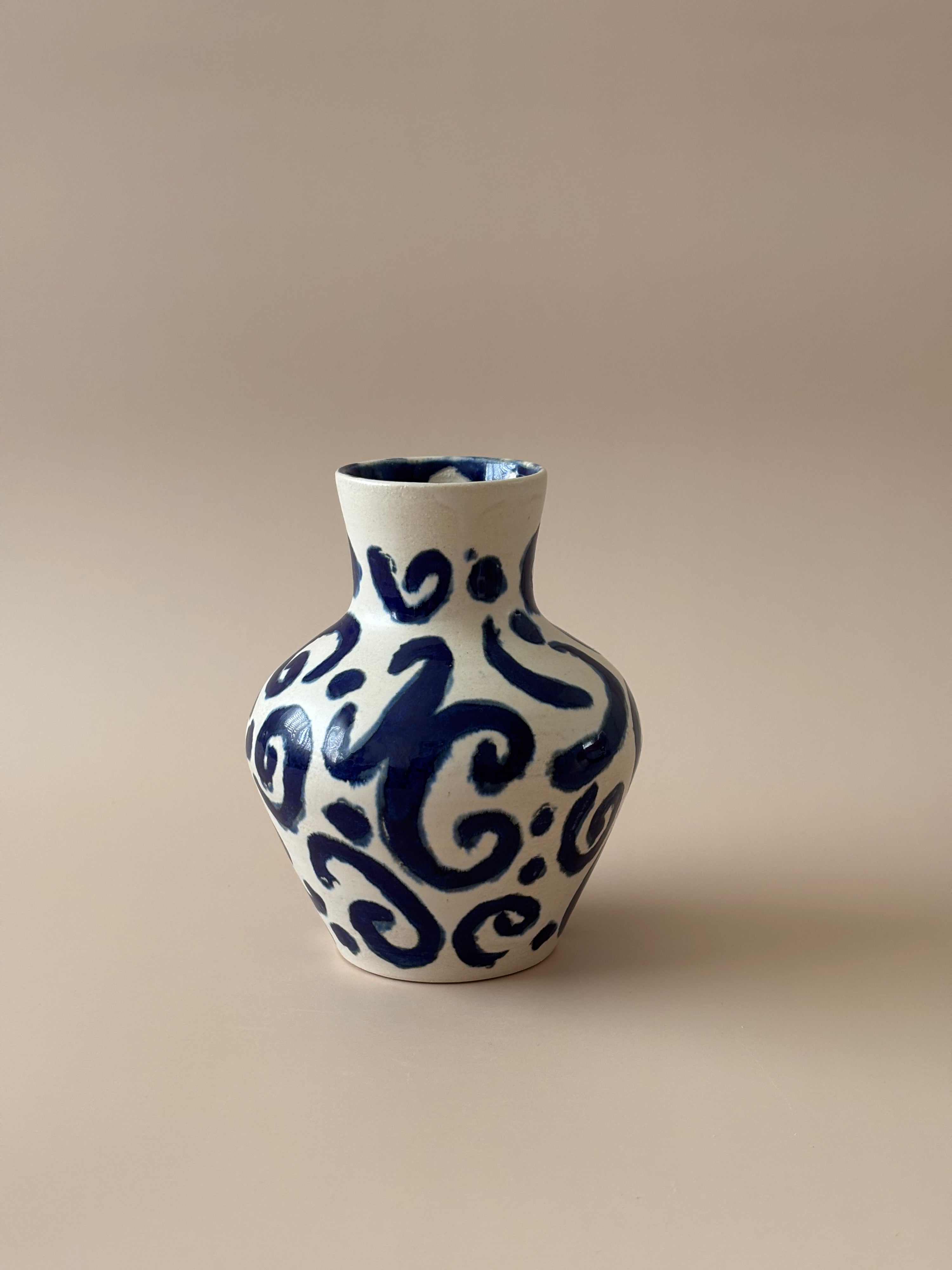 Silhouette Vase in Fluid Thoughts