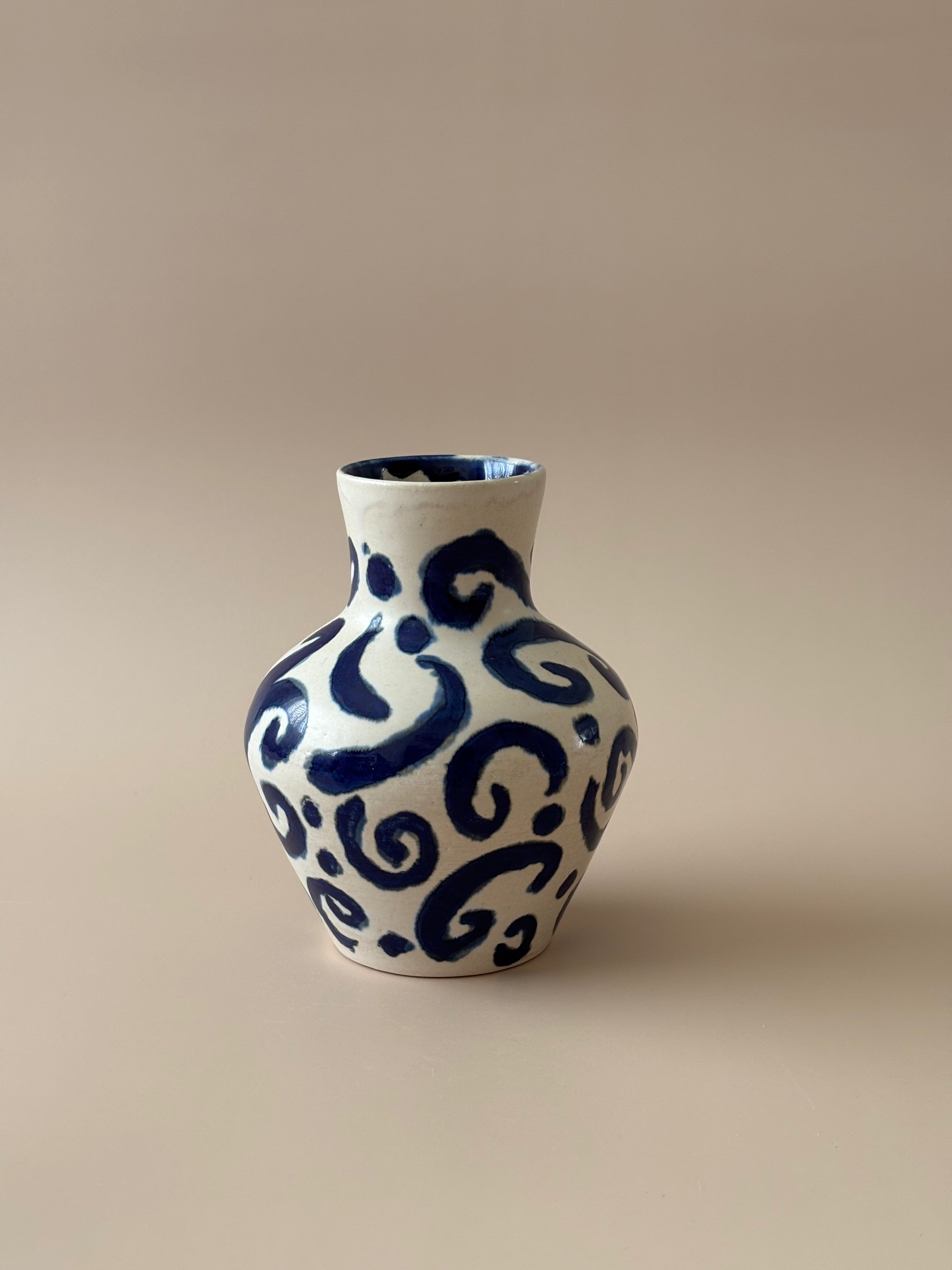 Silhouette Vase in Fluid Thoughts