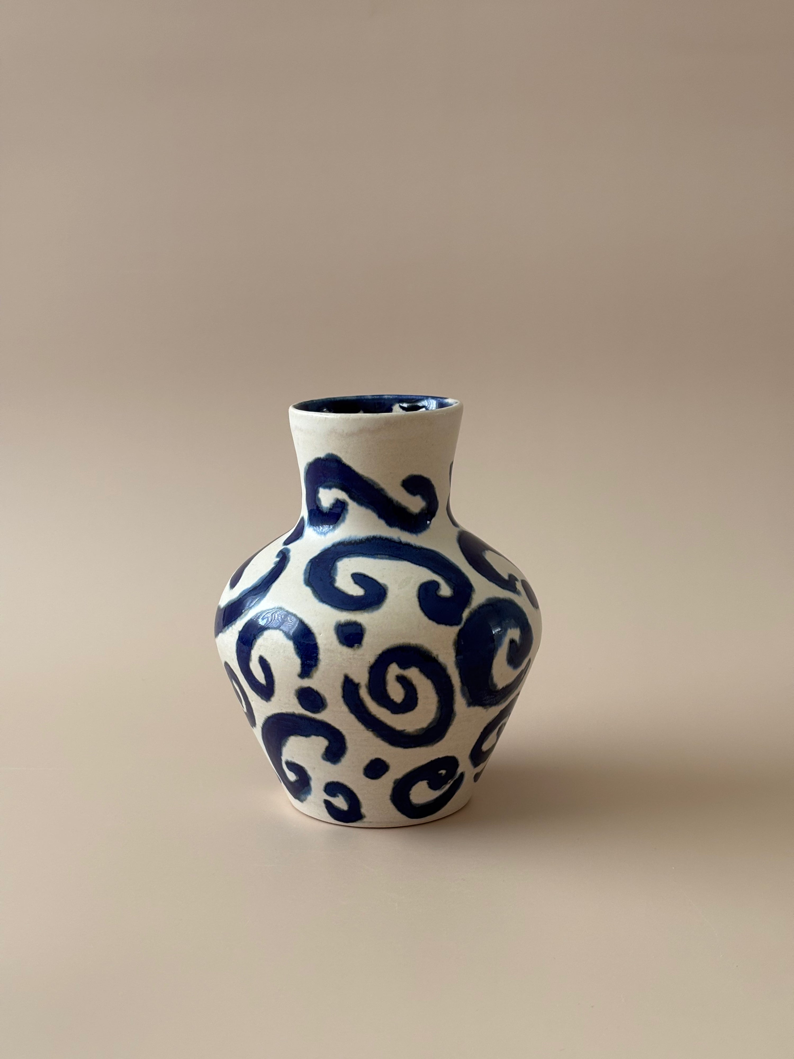 Silhouette Vase in Fluid Thoughts