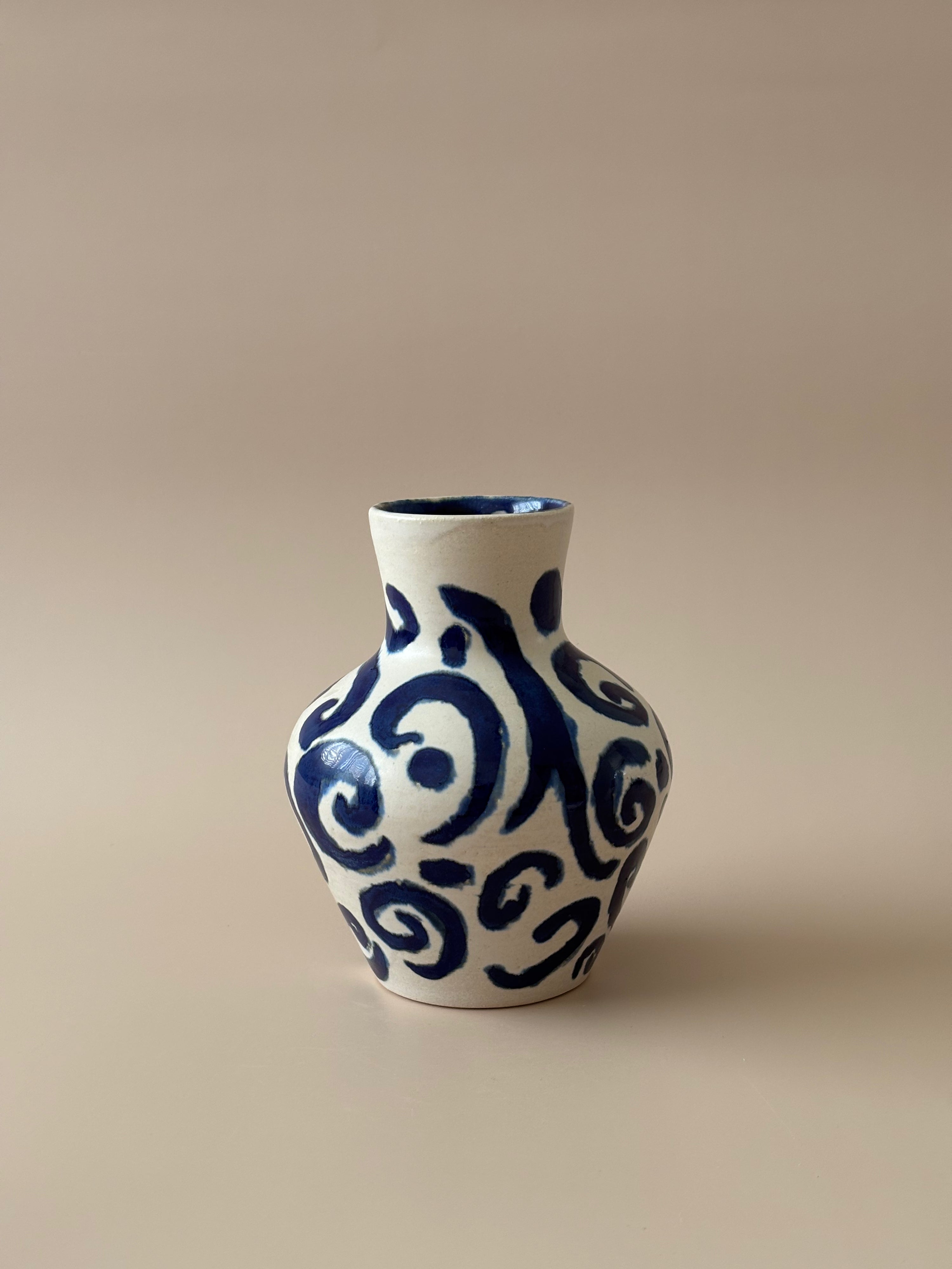 Silhouette Vase in Fluid Thoughts