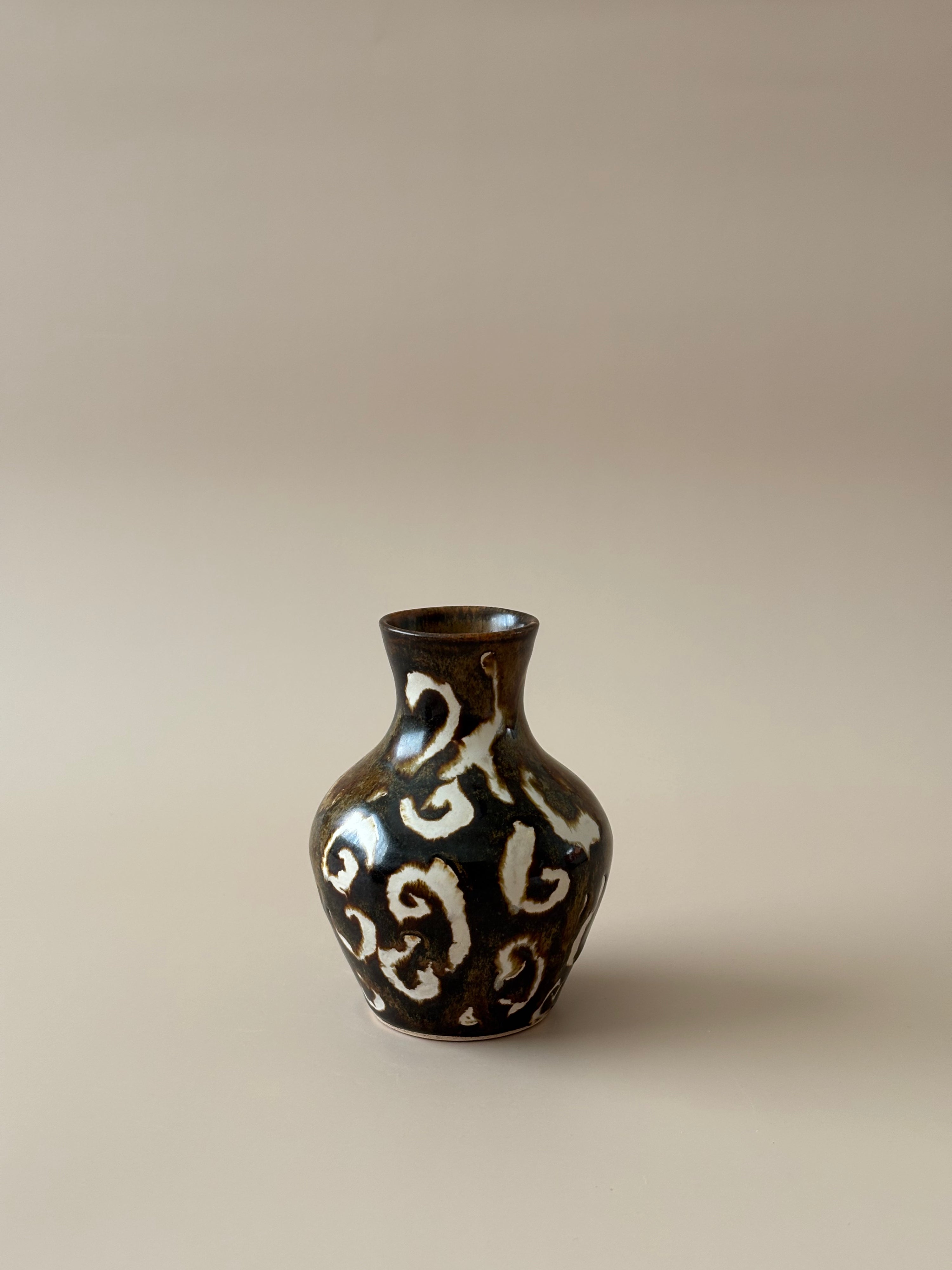 Mini Silhouette Vase in Childhood Bed