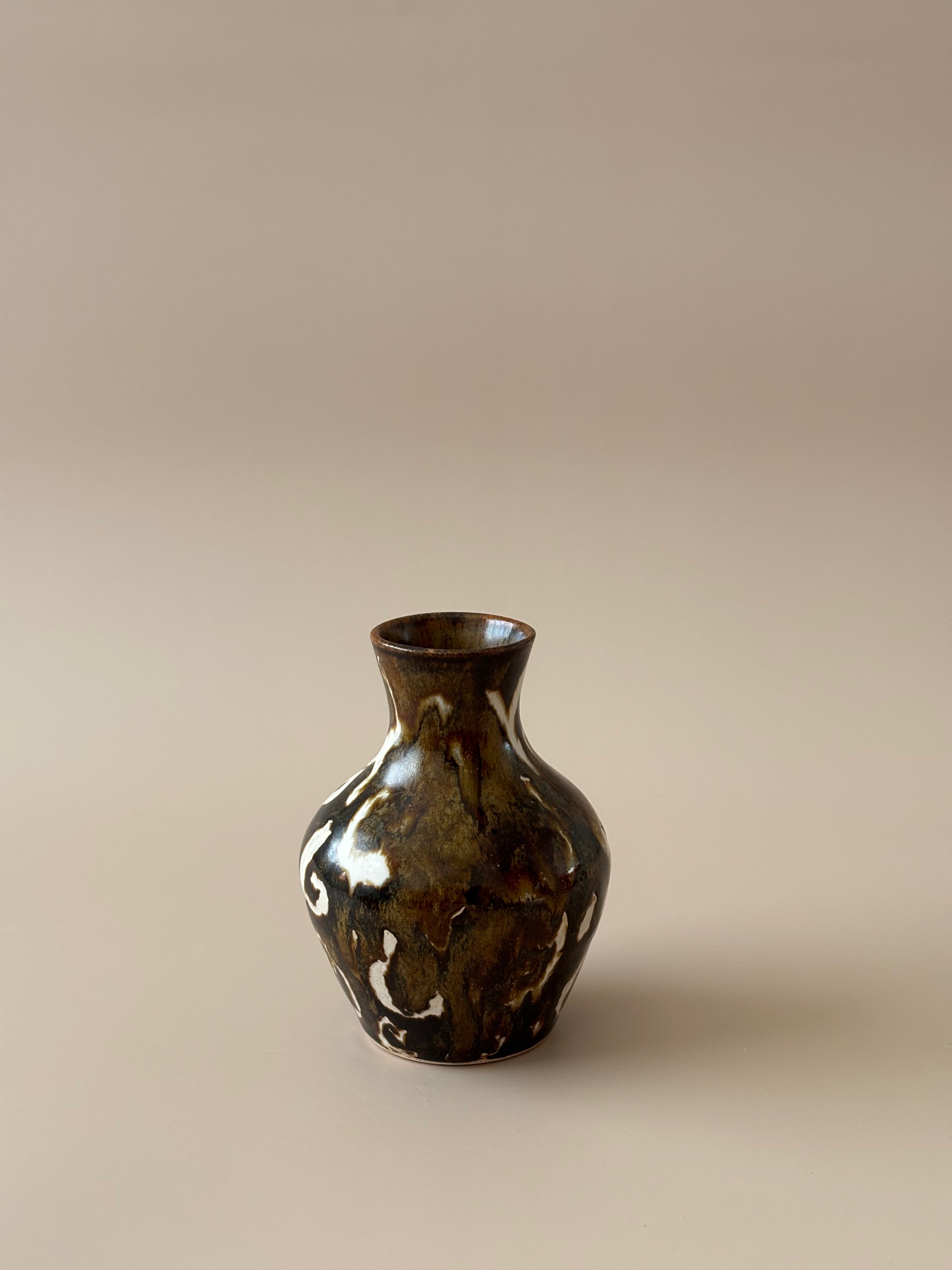 Mini Silhouette Vase in Childhood Bed