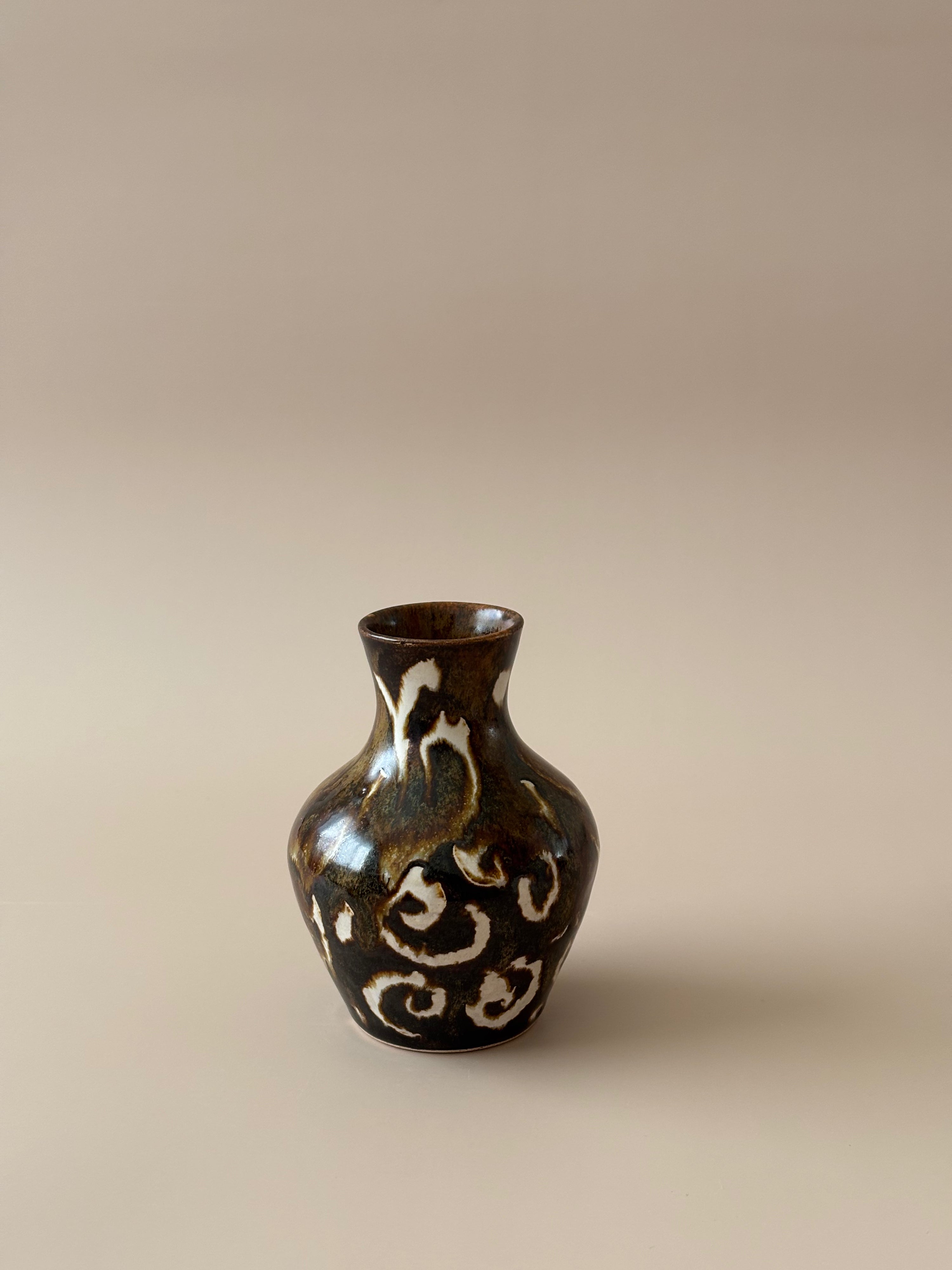 Mini Silhouette Vase in Childhood Bed