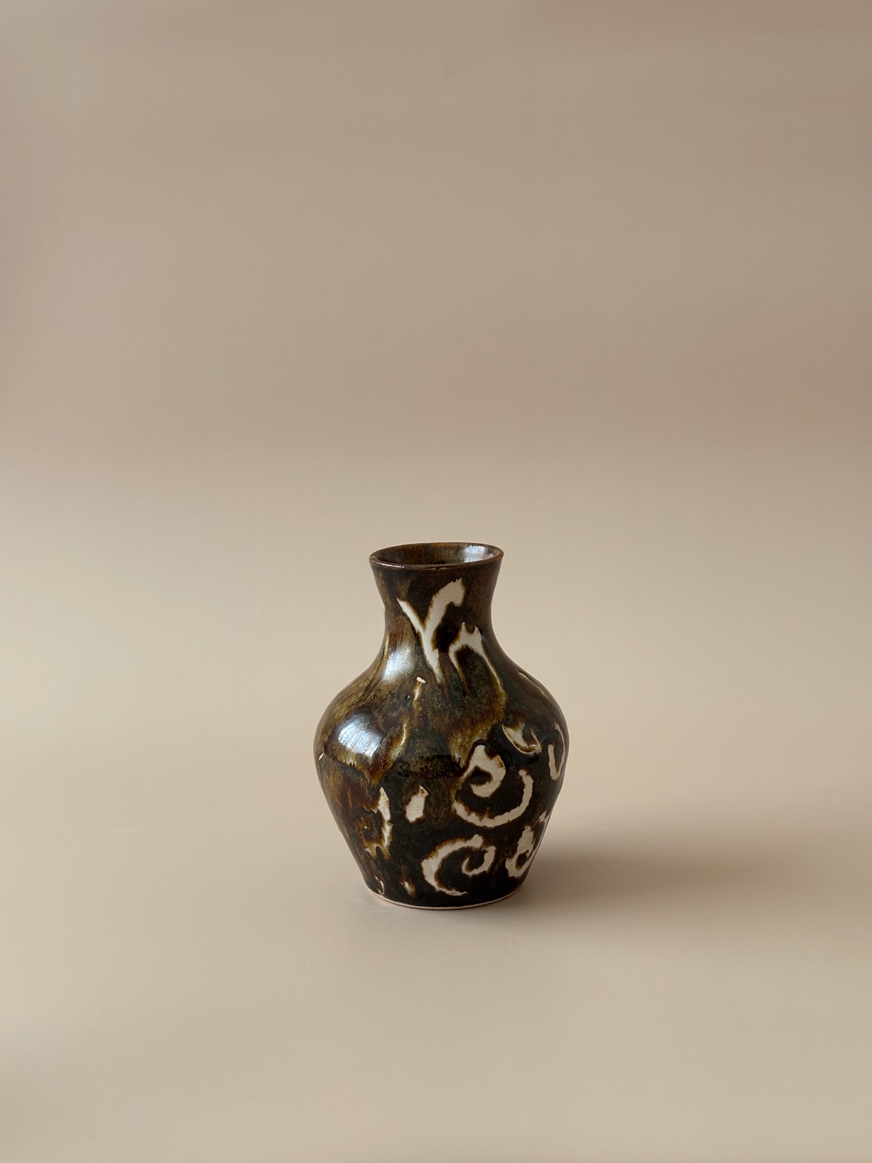 Mini Silhouette Vase in Childhood Bed