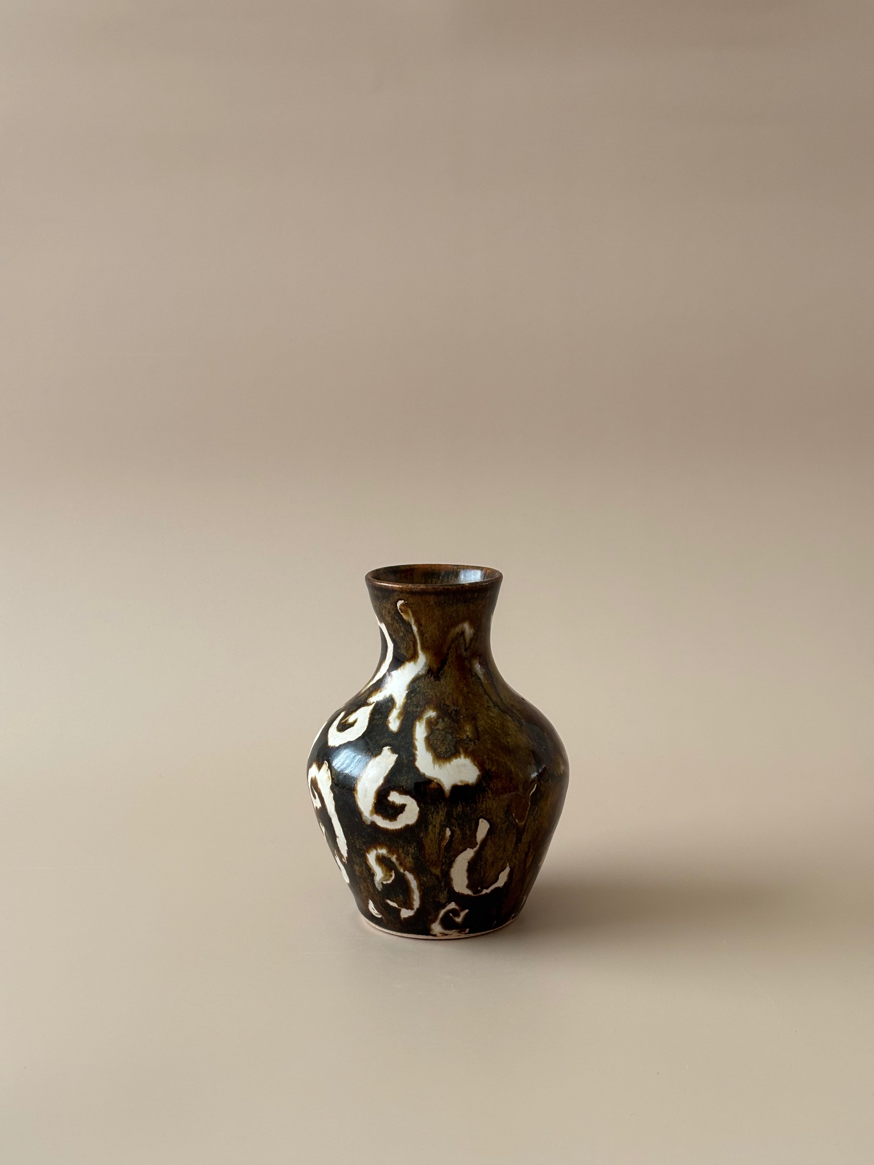 Mini Silhouette Vase in Childhood Bed